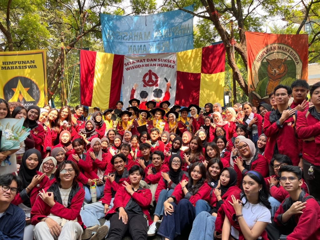 Wisudawan foto bersama Mahasiswa Aktif Hubungan Masyarakat